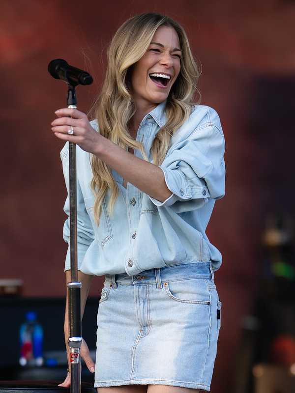 LeAnn Rimes’ Teeth Fall Out Mid-Performance, But She Didn't Miss A Beat