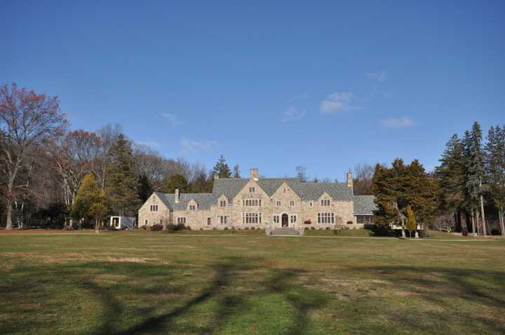 Your 2024 Fairfield County Readers' Choice Winner for Best Park, Cranbury Park, is home to a notable disc golf course as well as the historic Gallagher Mansion.