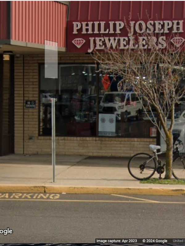 Suspects On Loose After Smash-Grab Long Island Jewelry Store Robbery In Broad Daylight