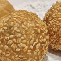 <p>Sesame balls</p>