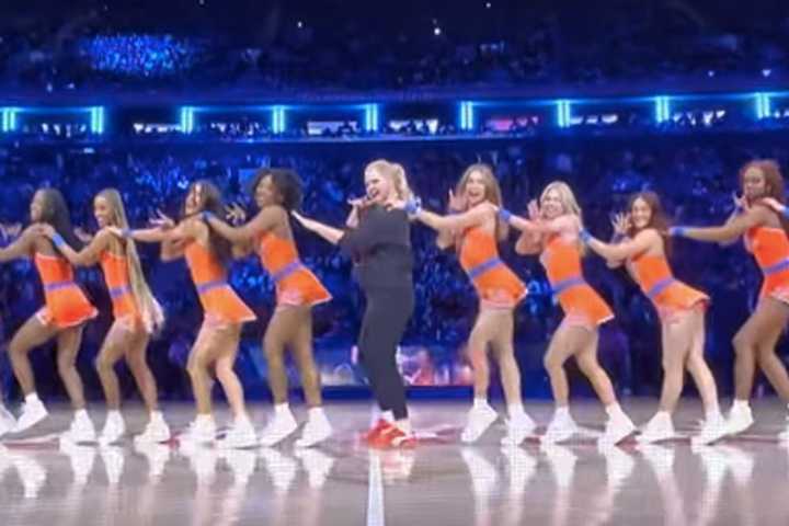 Amy Schumer Pulls Off Ultimate Halftime Surprise With Knicks City Dancers