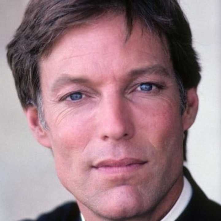 Richard Chamberlain played Father Ralph de Bricassart on Thorn Birds.