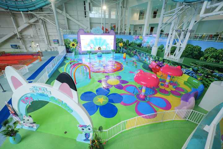 North America’s Largest Indoor Splash Pad Opens At NJ Mall With Boozy Perks For Grown-Ups Too