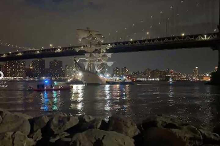 Ship Flying Mexican Flag Hits Brooklyn Bridge In 'Modern Metaphor' (VIDEO)