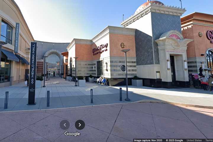 VIDEO: Hundreds Of Teens Brawl At Menlo Park Mall In Edison, 4 Arrested: Mayor