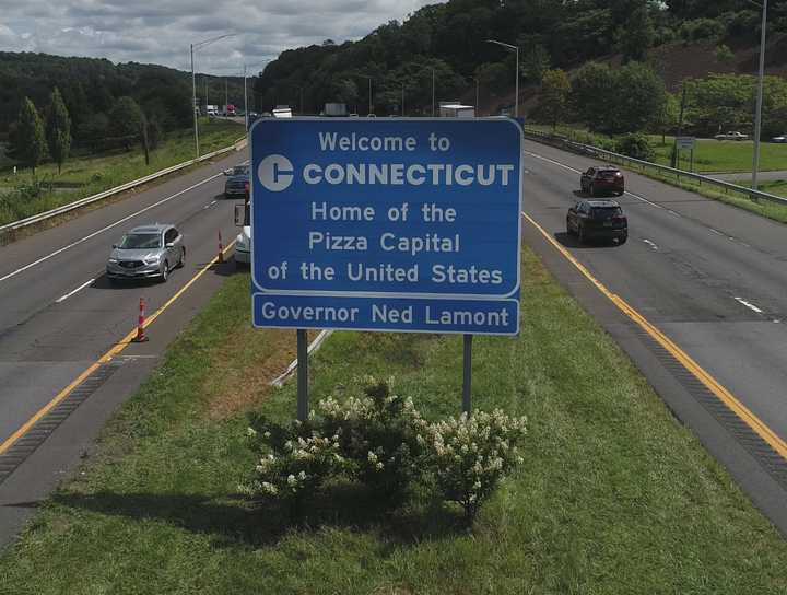 Newly erected signs on interstates leading into Connecticut proclaim New Haven as the pizza capital of the world.&nbsp;