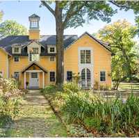 <p>The famous Snedens Landing Yellow House once owned by actor Bill Murray is for sale.&nbsp;</p>