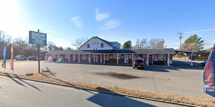 Big Dogs’ Paradise Bar &amp; Liquor in Mechanicsville