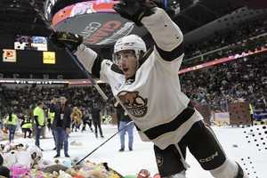 Hershey Bears Break World Record With Teddy Bear Toss At GIANT Center