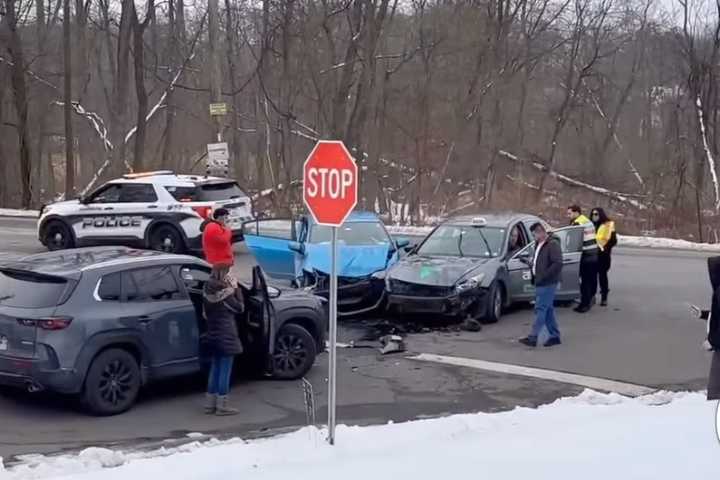 3-Car Crash Involving Taxi Causes Injuries In Rockland (VIDEO)