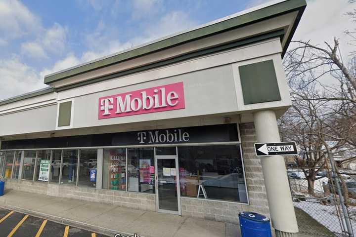 Armed Robbery At Cell Phone Store Leads To Chase In Yonkers (DEVELOPING)