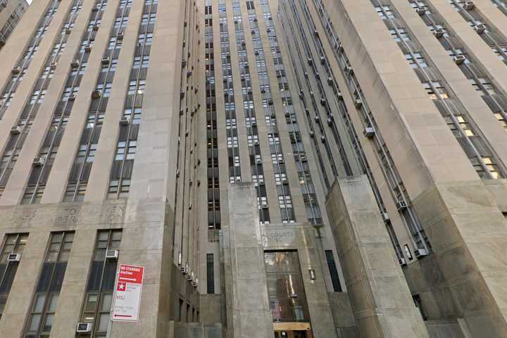 PHOTOS: Two Manhattan Court Officers Stabbed In Attack At Criminal Courthouse, Officials Say