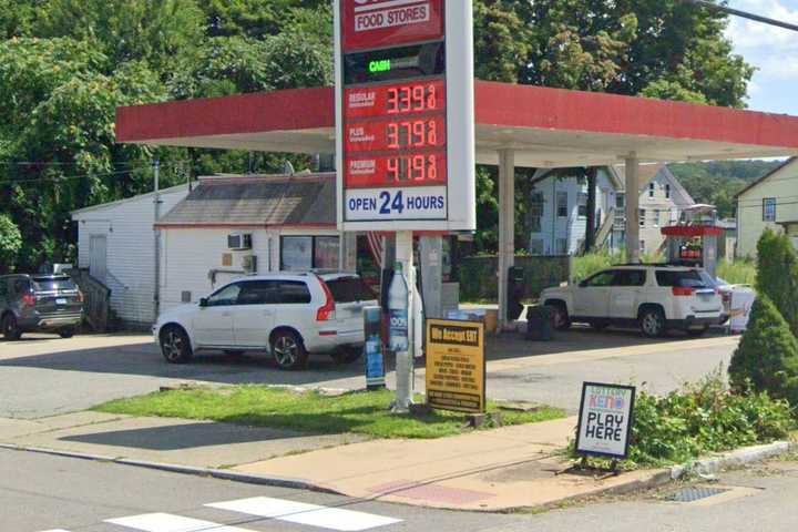 2 Stabbed In Norwich Convenience Store Parking Lot; Officers Arrest 1: Police
