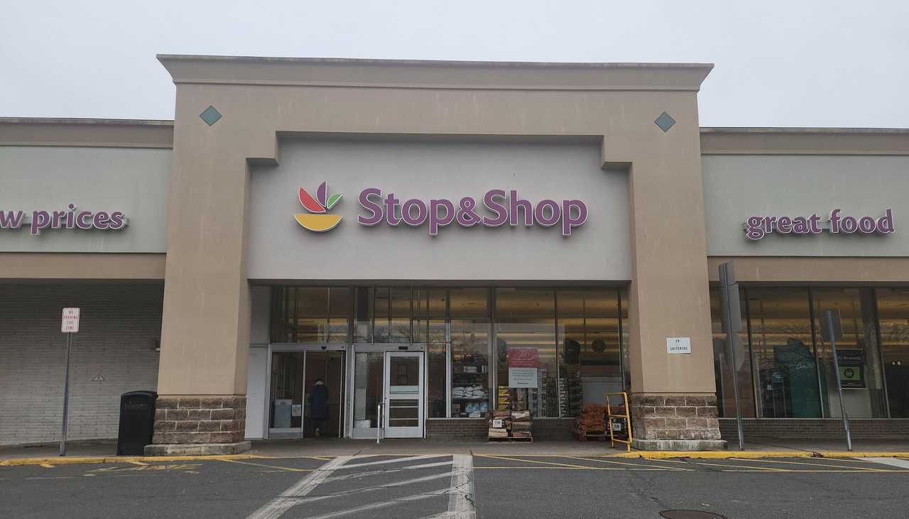Stop & Shop is offering a full Thanksgiving feast that feeds 10 people for under $40. The deal will be available from Friday, Nov. 14, through Thursday, Nov. 27, at stores across its service area. Stop & Shop is offering a full Thanksgiving feast that feeds 10 people for under $40. The deal will be available from Friday, Nov. 14, through Thursday, Nov. 27, at stores across its service area.
