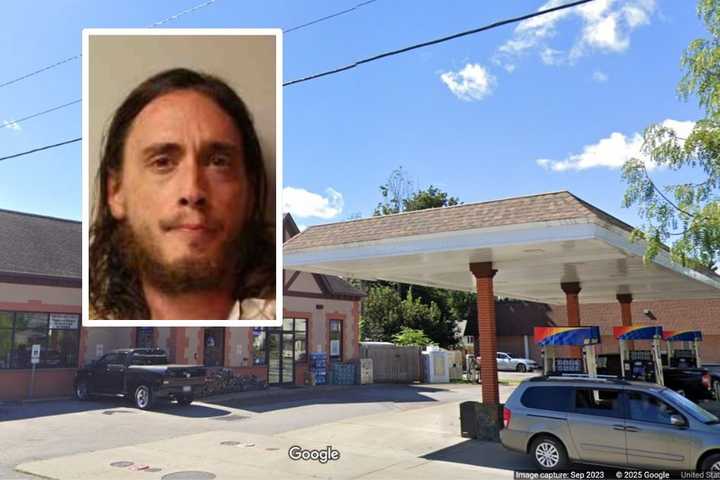 Man Robs Gas Station At Gunpoint, Flees With $2.5K In Cash In Hyde Park: Police