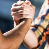'Where Can I Meet Friends?' NY 25-Year-Old's Honest Post Sparks Uplifting Wave Of Advice