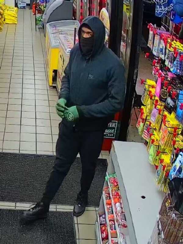 Man Robbed Exxon Minimart At Gunpoint: Newark PD