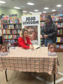 Jojo Wows Hundreds Of Fans At North Jersey Book Signing