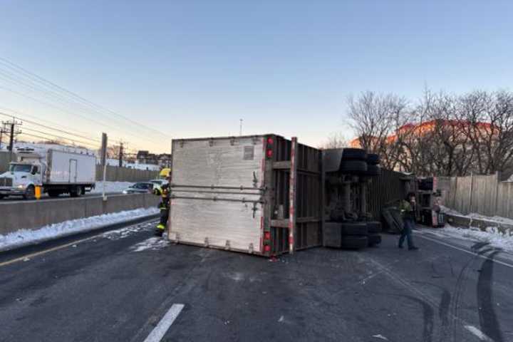 Tractor-Trailer Rollover Blocks Lanes On I-95 In Mamaroneck (DEVELOPING)