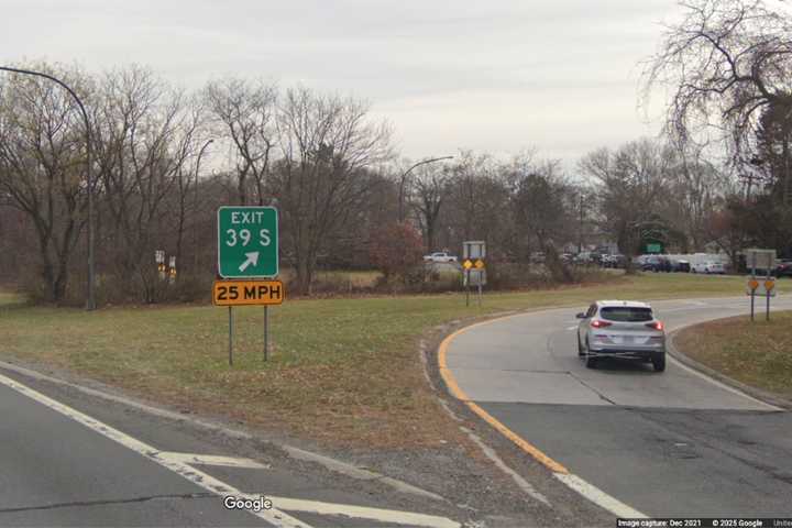 Teen Ejected After Packed Jeep Overturns On Southern State Parkway (DEVELOPING)