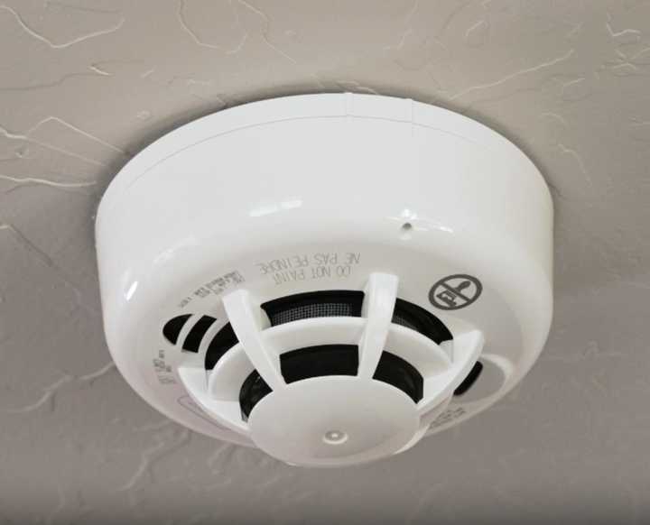A Vivint combination smoke and carbon monoxide detector recalled by Apollo America in June 2025.